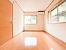 寝室：広さと収納力を兼ね備えた使いやすい洋室。家具の配置の自由度が高く、子供部屋や書斎としても活用しやすい汎用性の高い空間が魅力です。