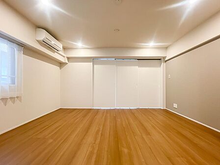 ダウンライトが優しく照らす上質なLDK。扉を開放すれば、さらに広がりのある大空間として使えます。