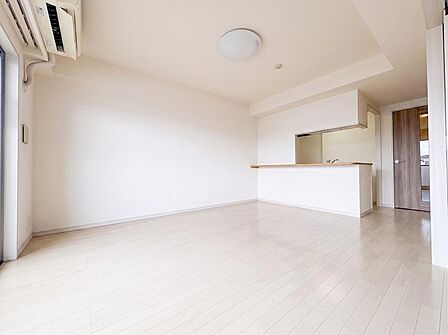 リフォーム前の状態ですが、ここからさらに美しく生まれ変わる予定です。新しい内装や設備で、明るく快適な住まいへとリニューアルされる過程を楽しみにしていただけます。