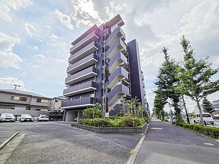 ワンフロアで完結する生活動線が魅力のマンション。階段の上り下りがないフラットな設計で、日々の家事や移動がスムーズです。管理体制がしっかりしているため、共用部分も美しく保たれており、快適に暮らせます。