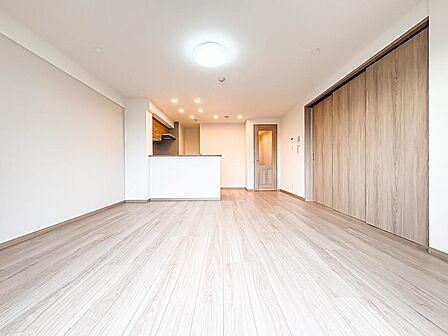 大切なご家族が集まるからこそLDKはこだわりたいですよね。休日はおひさまの光をたっぷりと取りこめるリビングでゆったりと過ごしませんか。