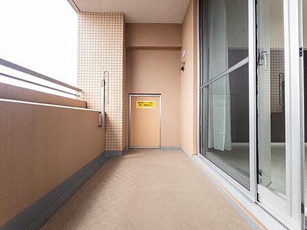 バルコニーは前面に高い建物が少なく、空や街並みを見渡せる開放的な眺望が広がります。洗濯物や布団干しにも対応できる奥行きを確保しており、室内へ心地よい陽光と風を取り込む住まいの魅力の一つです。