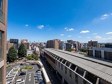 周辺は低層建物が中心のエリアで、遠くまで見渡せる開放的な眺望が広がります。視界を遮る建物が少なく、空の広がりを感じられるため、日々の暮らしにゆとりをもたらしてくれる住環境です。