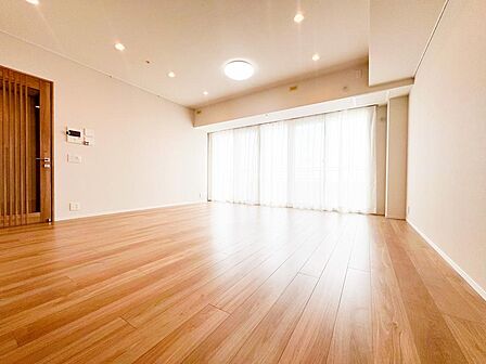 大きな窓から豊かな採光が差し込む開放的なリビング。温備された床暖房が足元からお部屋全体を心地よく温めます。家族が自然と集まる明るい空間です。