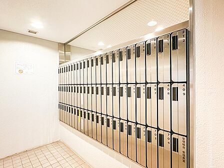 集合ポストは入り口すぐ横にあります。