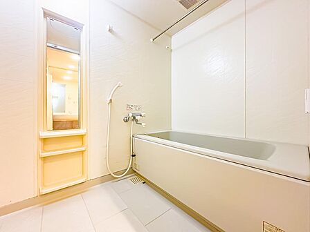 バスルームは、1日の疲れを取り、心身を癒すことができる場所。住まいの中のリラクゼーション空間です。浴室乾燥機も完備されております。2026/8/20撮影