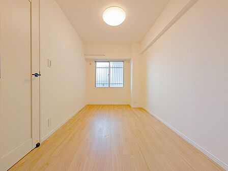 余計な装飾のないシンプルな洋室。寝室としてはもちろん、書斎や趣味の部屋などライフスタイルに合わせて自由にレイアウトを楽します。