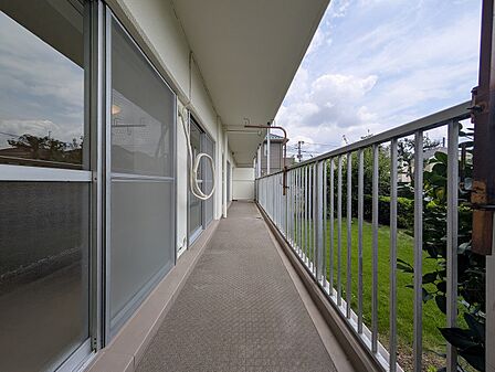 日当たりが良く、明るい光が差し込むバルコニー。健やかな毎日を過ごせる空間です。