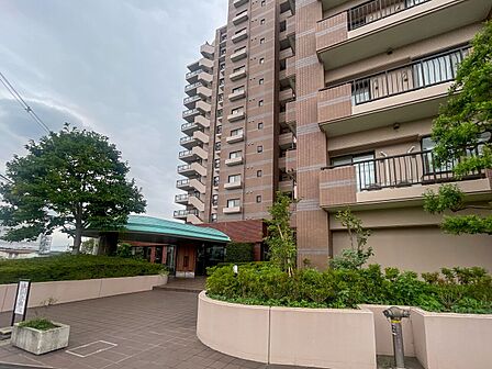 豊かな植栽が住まう人を優しく出迎える、開放的なエントランスアプローチ。手入れの行き届いた綺麗な空間。