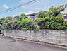 外観：閑静な住宅街に立地するため、周囲の喧騒を感じることなく落ち着いて過ごせる住環境が魅力です。穏やかな空気が流れ、日常の疲れを癒すためのゆったりとした時間が過ごせる住まいです。