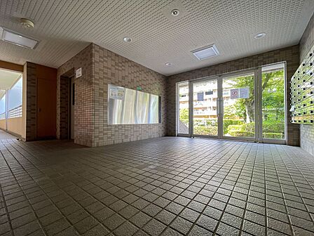 光が差し込む広々とした共用ロビー!清潔感のあるタイル貼りで、住まう人を快適に迎えます。