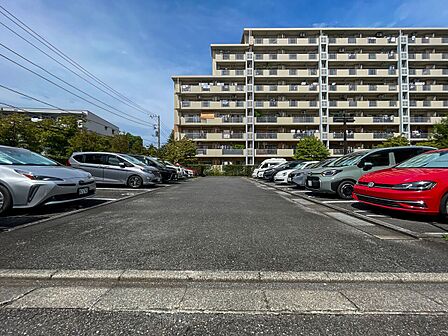 広々とした出し入れしやすい敷地内平置き駐車場!お車での通勤や休日のお出かけも快適に楽しめます。