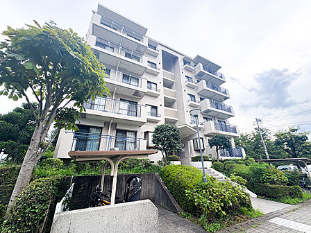 流行に左右されず、将来にわたって価値が継続する「上質」な佇まい。おしゃれな雰囲気や自然の潤い、親しみやすさといった個性を、街に新たな価値をもたらし続けます。