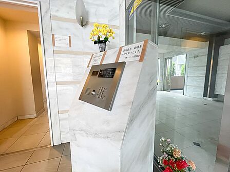 大理石調の上質な台座に設置された集合インターホン。部外者の侵入を防ぎ住まいの安全を守ります。