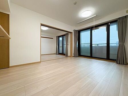 朝はコーヒー片手に光を浴び、昼は宿題を広げ、夜は誰かがソファで寝落ちしている。そんな一日中「誰かがいる」場所になりそうな、光あふれるリビングです。