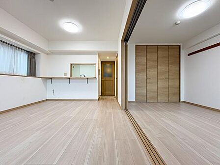 リビング横の洋室は、扉を開ければ大きなひと部屋、閉じれば個室。子どもの遊び場、来客の宿泊、在宅ワークと、その日の使い方に合わせて表情を変えます。