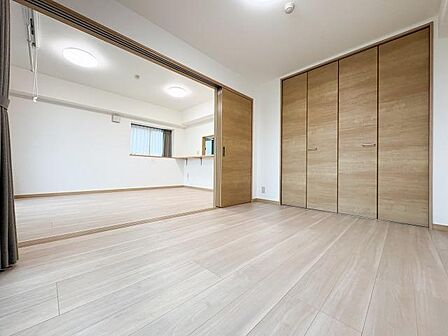 リビング横のお部屋はもともと6帖の和室でした。フローリングを敷き、押し入れをクローゼットにすることで、リビングと一体感のあるお部屋になっています。大きなベッドも入る大きな空間です。
