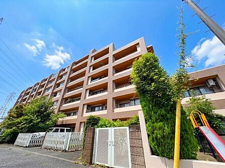 落ち着いた住宅環境に位置するマンション。周辺の街並みに馴染む外観が印象的で、穏やかで良質な住環境が日常生活にゆとりある深い安らぎをいつももたらします。