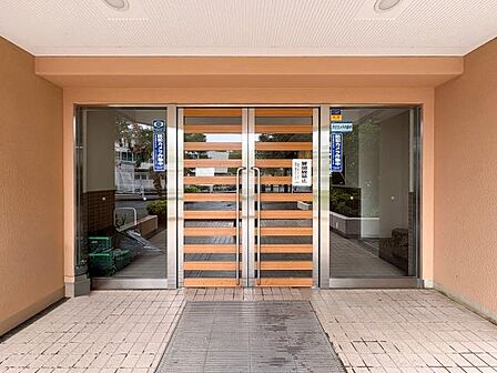 オートロックにより安心が守られるエントランス。ゴミがなくとても綺麗な状態で、管理体制の良さが伝わります。またたまたますれ違った住人の方に挨拶をすると、きちんと返してくれる、そんな瞬間が印象的でした。