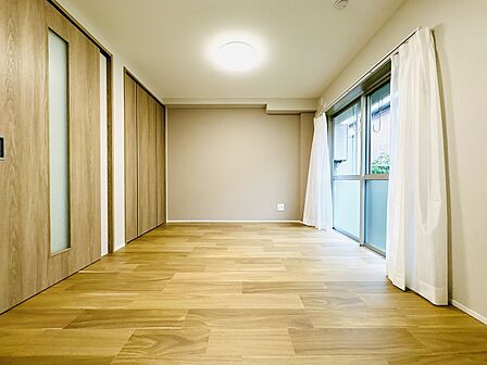 約6.5帖のダイニング。2026年9月に内装リフォームが完成し、新築のように綺麗な空間です。