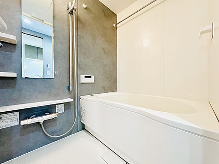 新規交換済みのユニットバス。雨の日に便利な浴室乾燥機や、快適な追い焚き機能付きです。