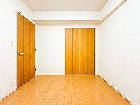 明るい陽光が差し込む、清潔感あふれるお部屋です。大容量のクローゼットで収納力も、お子様の成長に合わせてどんな空間にアレンジしますか。