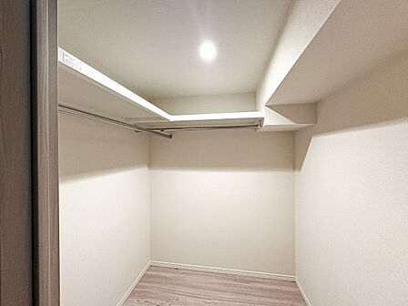 約15.8帖の洋室にはたっぷりと荷物が入るウォークインクローゼットがございます。画像と現地では大きさ、広さの感覚が違います。是非、ご自分の目で確かめてください。