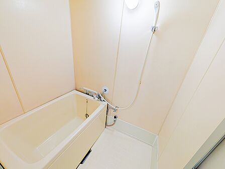 アイボリー調の柔らかな色合いが安心感を与えるバスルーム。明るい照明が室内をてらし、爽やかな空間を演出します。