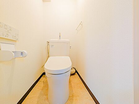 壁面にはタオル掛けやリモコンパネルが使いやすい位置に設置されています。