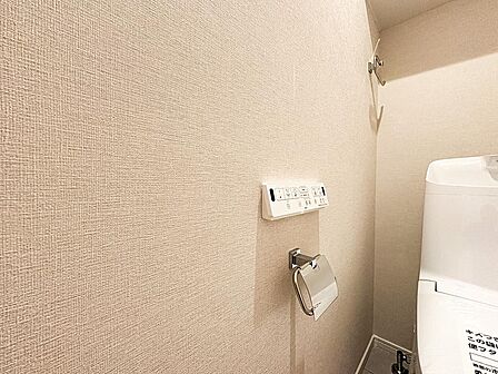 日本を訪れた外国の方で「使ってみて驚いた」と仰る方の多い、ウォシュレット。おしりを優しく洗ってくれるだけではなく、パワー脱臭機能なども備え、快適な空間を創出する機能もございます。