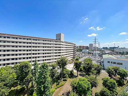 眺望の良いバルコニーは、開放感ある屋外スペースとして日常に彩りを添えます。採光も良好で洗濯物が乾きやすく、快適な住まいをサポートします。