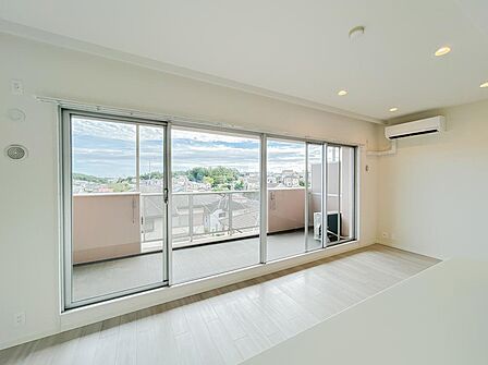 光あふれる快適空間。窓の大きなリビングで日常を過ごしてみませんか。