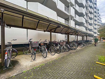 雨から大切な自転車を守る大型屋根付き駐輪場!整理整頓しやすく通りやすい快適スペース。