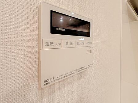 追い炊き機能付きのお風呂で、家族の入浴時間が異なってもいつでも温かいお湯に入れます。冷めたお湯を温め直せるため、毎日のバスタイムが快適で、家族全員がリラックスできる住まいです。