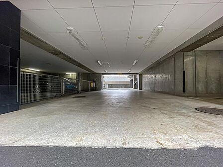 広々とした車路で車の出し入れもラクラク。雨に濡れずに移動できる快適なピロティ構造。