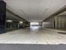 駐車場：広々とした車路で車の出し入れもラクラク。雨に濡れずに移動できる快適なピロティ構造。