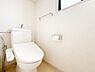 トイレ：ウォシュレット機能付きトイレで、毎日の暮らしがより快適になります。温水洗浄で清潔感が保たれ、家族全員が心地よく使えるうれしい設備がしっかり整っています。