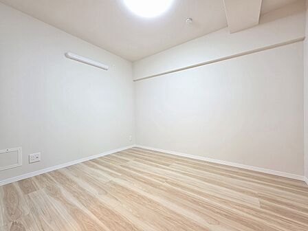 広々な子供部屋は、のびのびと過ごせる空間が魅力です。明るい日差しが差し込み、遊びや勉強に集中できる居心地の良い環境となります。お子さまの成長に合わせたレイアウト変更もしやすく、収納も充実しています。