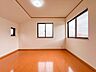 子供部屋：2階5，6帖：複数の窓から明るい光が差し込む洋室。様々なレイアウトを楽しめるお部屋です。
