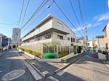 晴れ渡る青空の下、清潔感のある外観が印象的です。日当たりの良いバルコニーで、家族の洗濯物も気持ちよく乾き、毎日を快適に過ごせます。