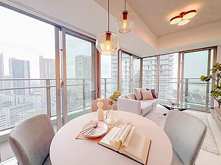 贅沢といえるほどの豊かな居住性と、プライドを満たすクオリティが見事に調和した住空間。リビングも広く設け、訪れる人々を暖かく迎えてくれます。