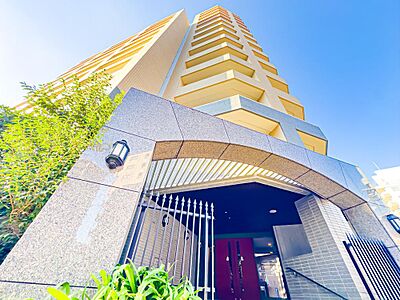 外観：総戸数124戸の大規模レジデンス。「武蔵小金井駅」から徒歩約7分の好立地です。生活しやすい人気エリアでございます。2026/10/8撮影