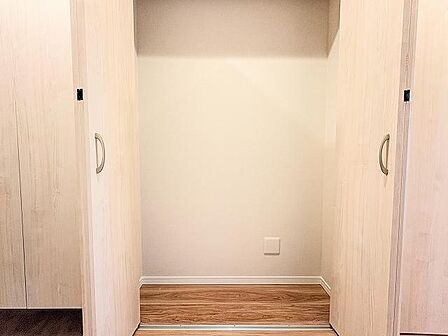 各部屋へ向かう動線上に配置された、デッドスペースのない廊下収納です。家族共有で使うアイテムの定位置として重宝し、必要なものをサッと取り出せる暮らしに寄り添った便利な仕様となっています。