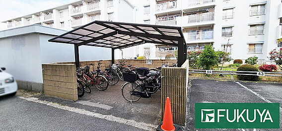 屋根付きの駐輪...