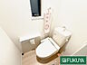 トイレ：1階、2階共に窓付きのトイレスペース♪採光もあり明るく、快適空間となっております♪