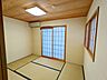 室内：【和室】広々した開放感あるリビングの中にある癒しの和空間。家族団らんの場に和のテイストが自然にマッチした、心地良く快適な雰囲気です♪