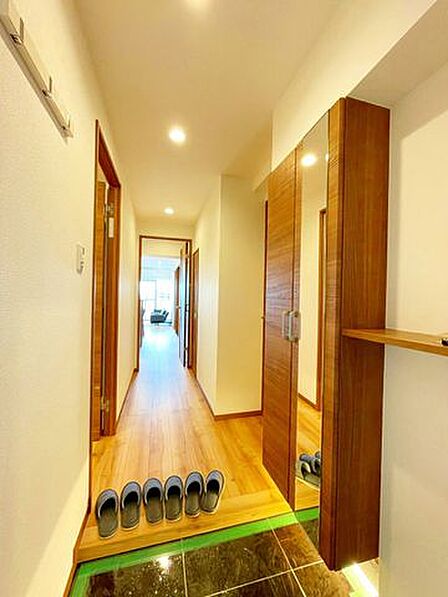 玄関は清潔感あふれる空間にしたいもの。広々としたスペースを設けることで毎日明るい空間をキープします♪