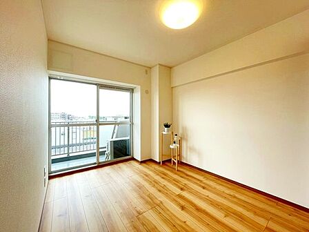 心と体をゆったりと安らげる主寝室。寝室のゆとりが大きい分だけ、暮らしの安らぎは深まります。一日の疲れを癒すだけでなく、ご夫婦の親密な語らいを紡ぎ出します。