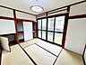 寝室：心と体をゆったりと安らげる主寝室。寝室のゆとりが大きい分だけ、暮らしの安らぎは深まります。一日の疲れを癒すだけでなく、ご夫婦の親密な語らいを紡ぎ出します。