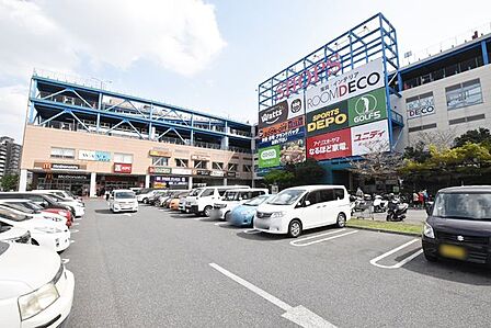 SHOPS 徒歩13分。 1000m